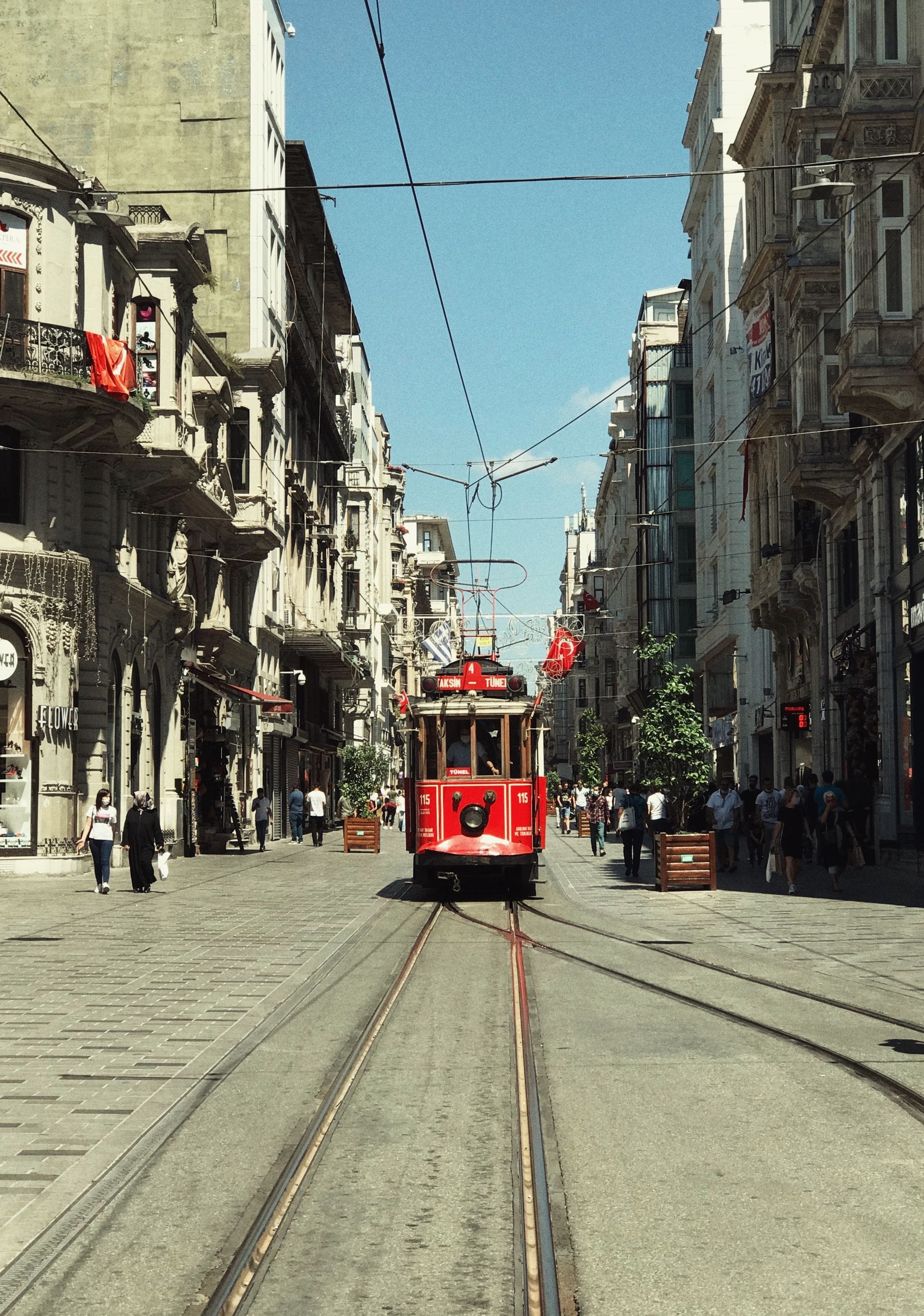 Красный ретро-трамвай на улице Истикляль