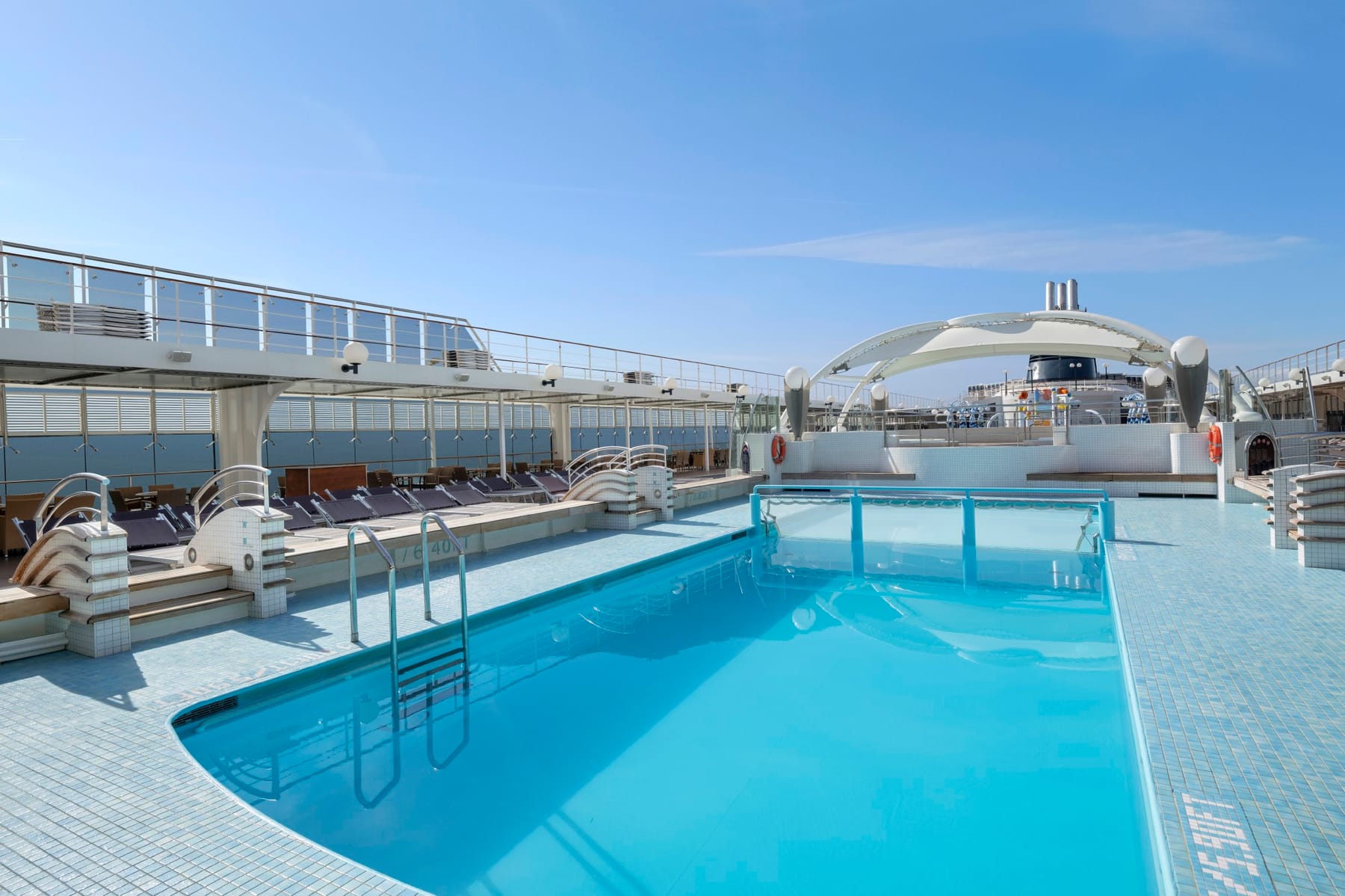 Бассейн на палубе MSC Lirica