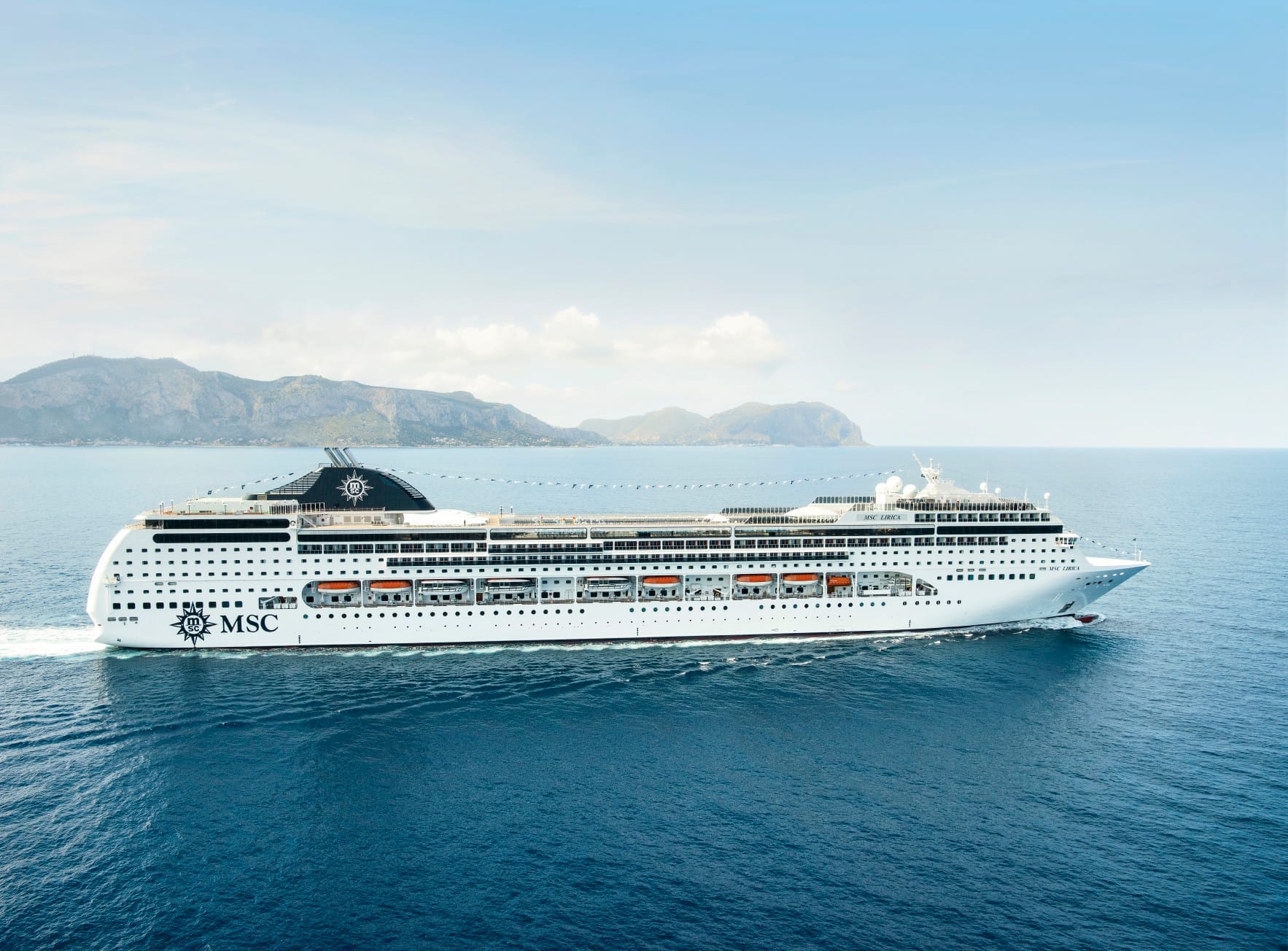 Лайнер MSC Lirica в море