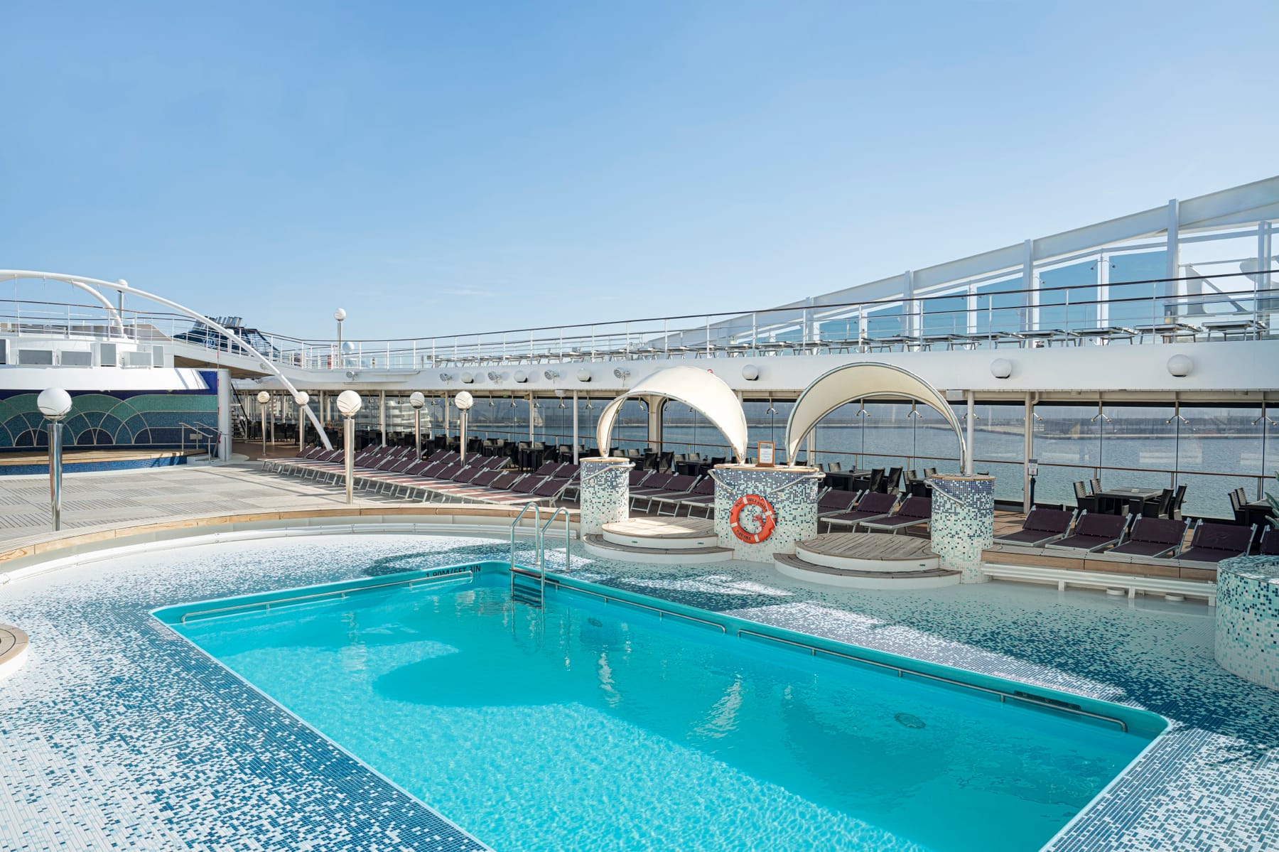 Бассейн на палубе лайнера MSC